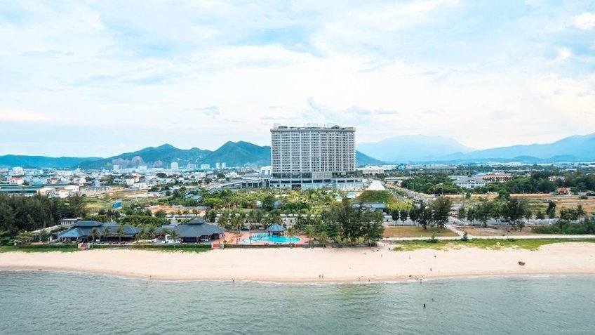 Resort nằm ngay sát biển