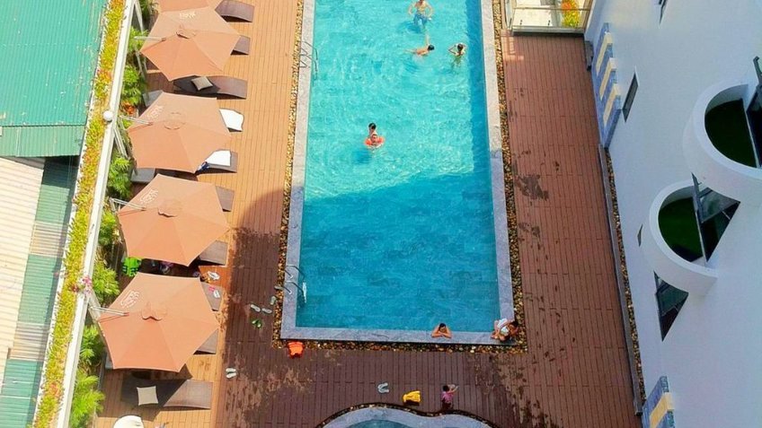 Bể bơi ngoài trời tại khách sạn