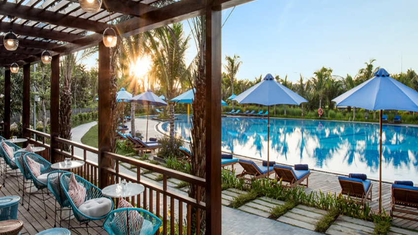 Không gian hồ bơi Duyên Hà Resort Cam Ranh