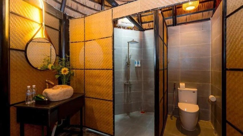 Phòng tắm thiết kế với tông ấm