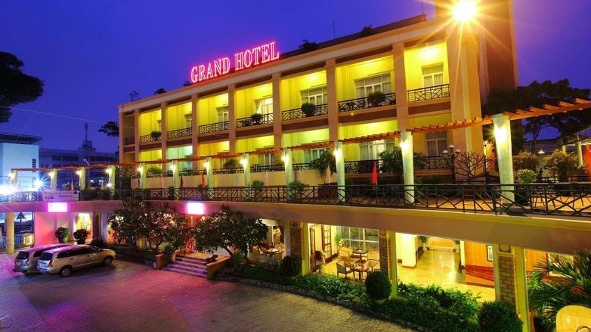 Khung cảnh khách sạn Grand Palace về đêm