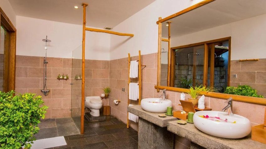 Phòng tắm thiết kế tone cam vàng