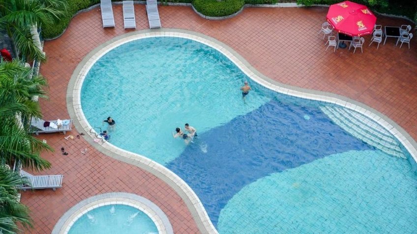 Bể bơi ngoài trời tại khách sạn