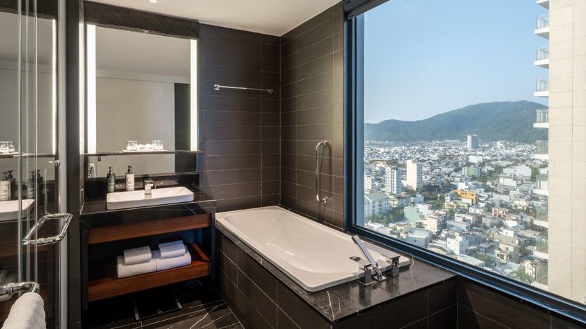 Phòng tắm có view ra thành phố