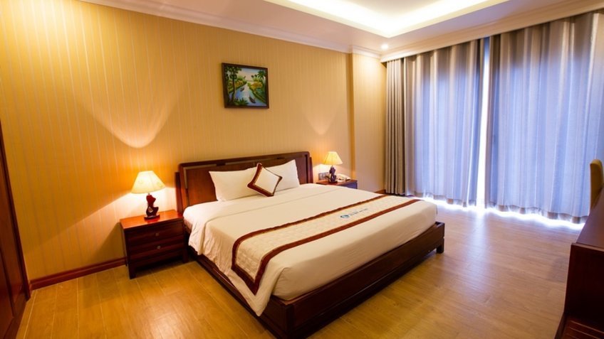Phòng ngủ ấm cúng với tông màu trầm