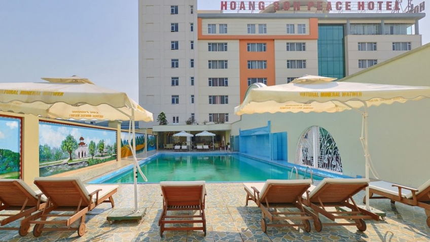 Bể bơi tại Hotel Hoàng Sơn Peace