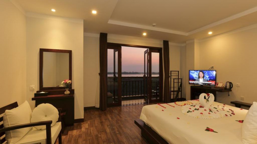 Phòng Honeymoon Junior Suite tại Odyssey Hội An Hotel 4*