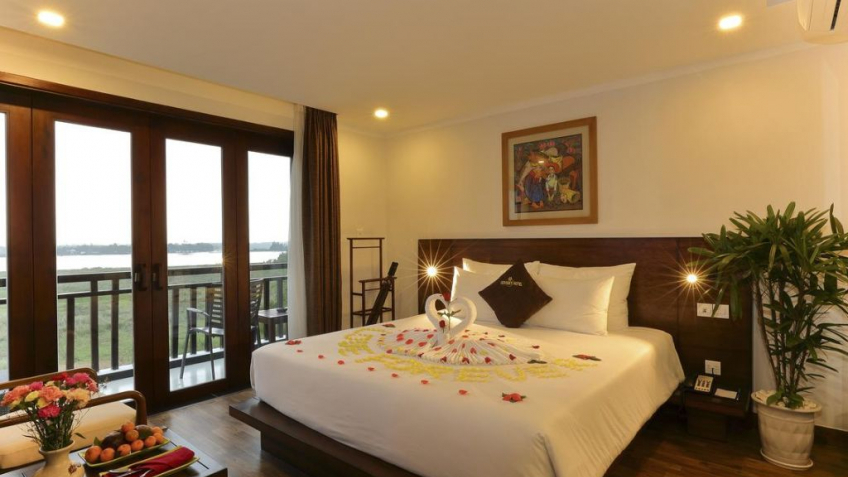 Deluxe Riverview tại Hotel Odyssey 4*