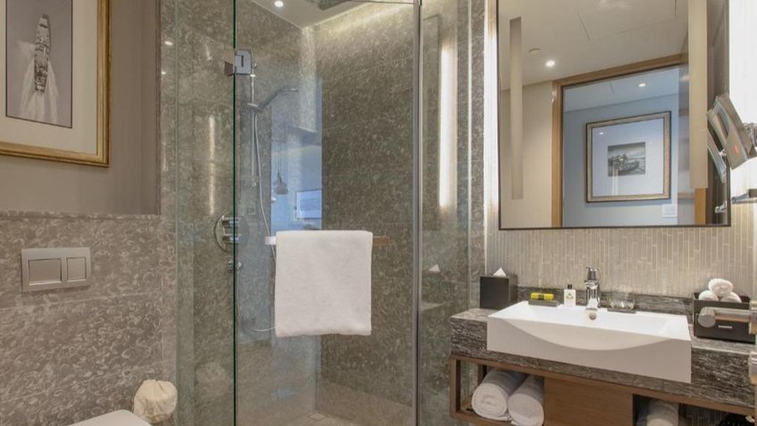 Phòng tắm đứng thiết kế kính trong độc đáo