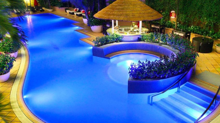 Bể bơi khách sạn