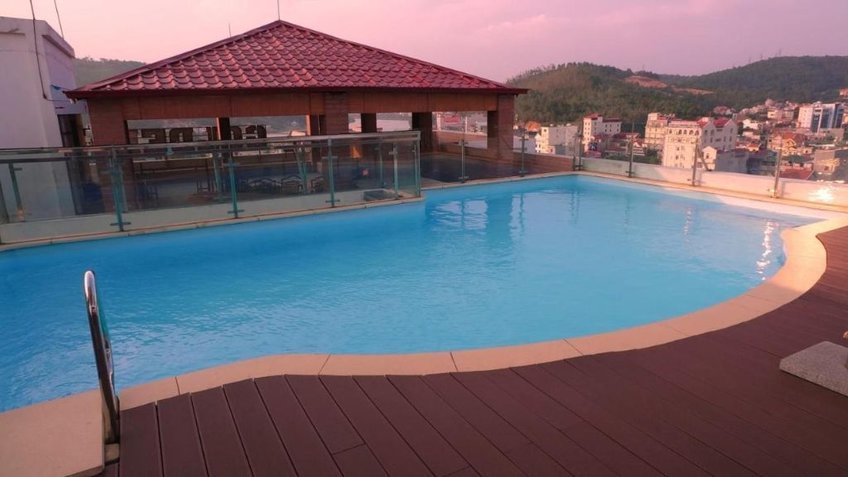 Bể bơi ngoài trời tại khách sạn với view cực đỉnh
