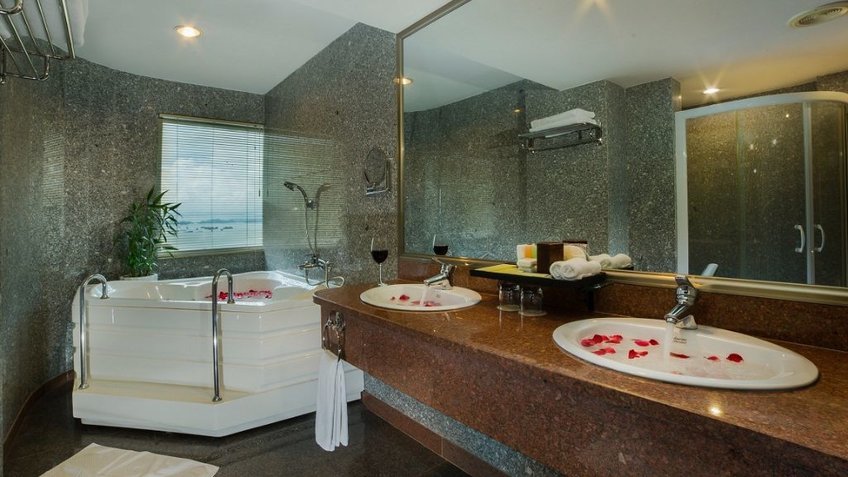 Phòng tắm bồn của khách sạn  Hạ Long Plaza.