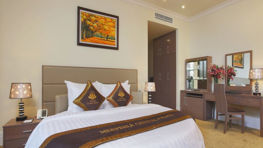 Phòng Junior Suite Khách sạn Merperle Crystal Palace Sài Gòn