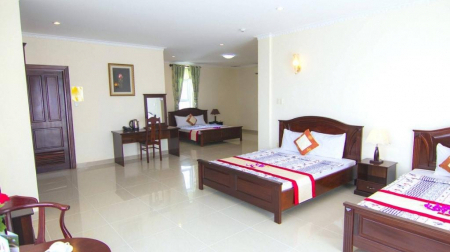 Phòng 2 giường đôi và 1 giường đơn
