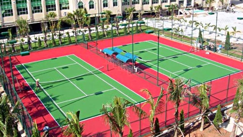 Toàn cảnh sân tennis của khách sạn