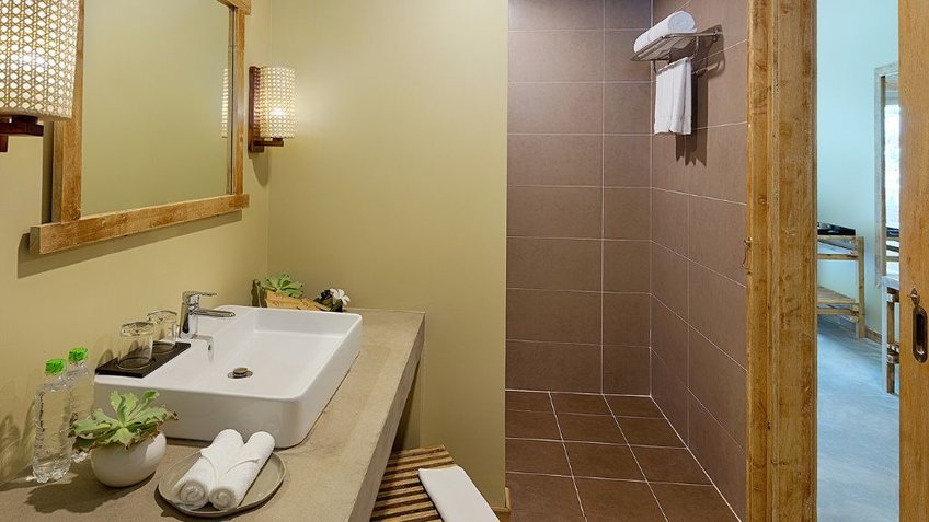 Phòng tắm thiết kế cùng tone màu chủ đạo với phòng ngủ , sạch sẽ , thoáng mát giúp du khách thư giãn