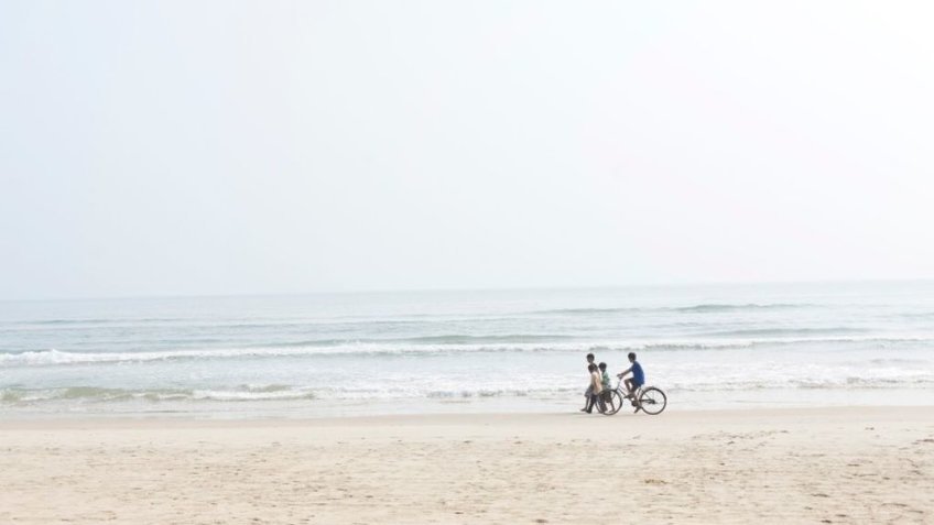 Du khách đạp xe trên bãi biển