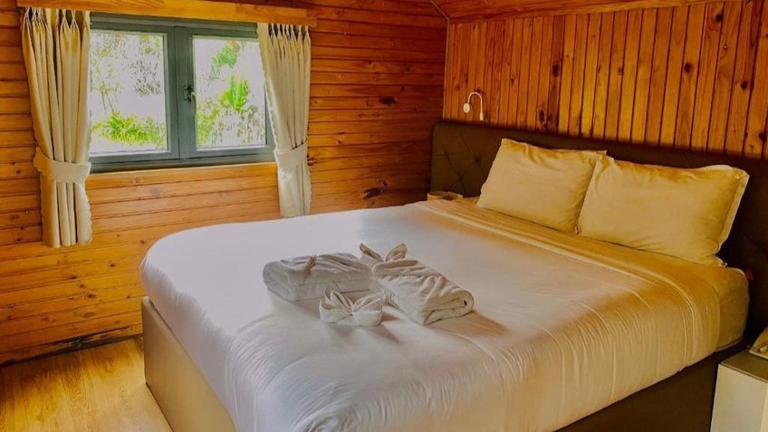 Giường ngủ rộng, bungalow hoàn toàn bằng gỗ, phòng có cửa sổg gỗ