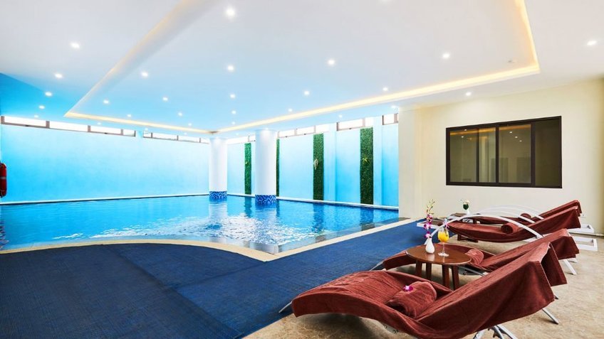 Bể bơi trong nhà tại khách sạn