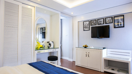 Deluxe Twin with Windows (St. Gildas)