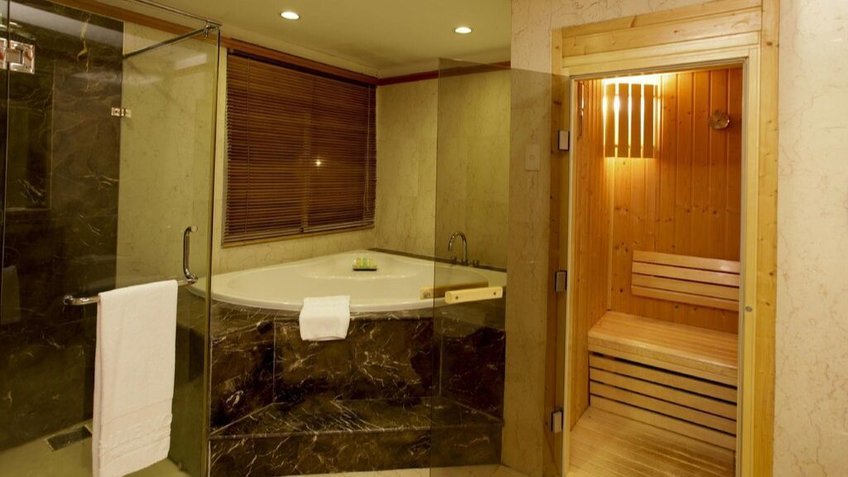 Phòng tắm có bồn sục và phòng xông hơi vô cùng hiện đại