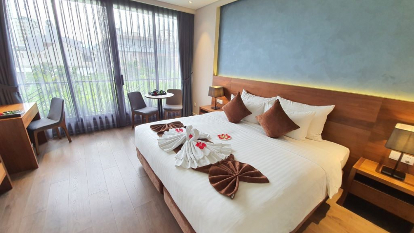 Phòng Deluxe Double/Twin with Balcony Orchid Hotel 3*