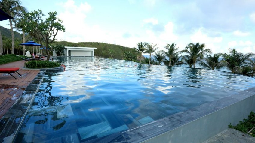 Hồ bơi tại Orson Hotel & Resort Côn Đảo