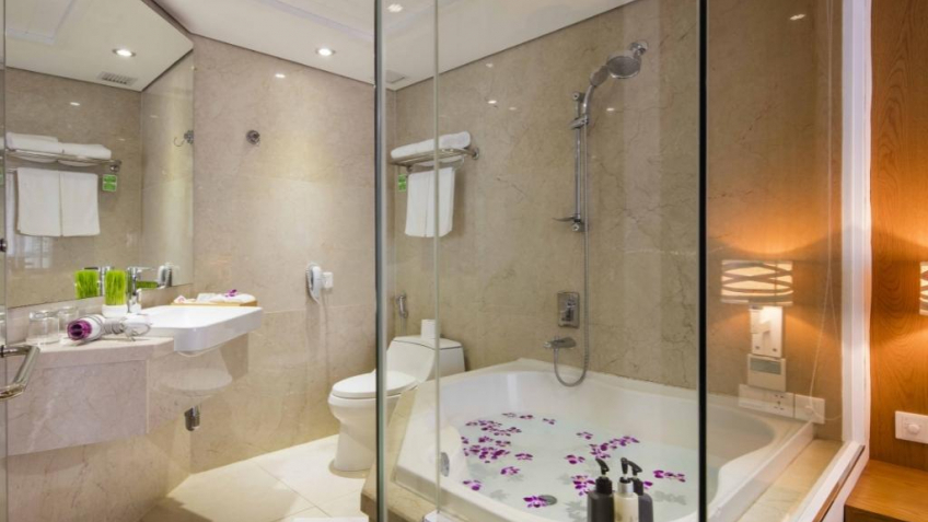 Phòng tắm hạng phòng Paradise Suite tại Paradise Saigon Boutique Hotel & Spa