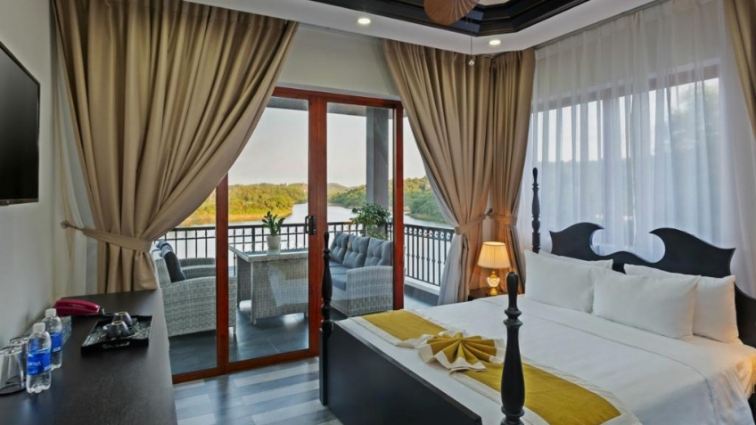 Phòng Deluxe Double with Pool View tại Phong Nha Lake House Resort
