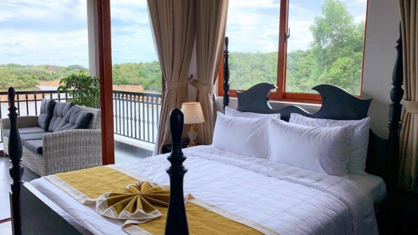 Phòng Triple Room with Pool View tại Phong Nha Lake House