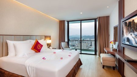 Phòng Grand Deluxe Balcony Partial Sea View