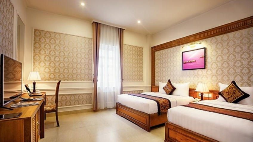 Phòng Deluxe Triple tại khách sạn Riverside 3 sao Quang Binh