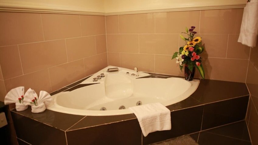 Bồn tắm hiện đại giúp du khách thư giãn sau chuyến tham quan mệt mỏi