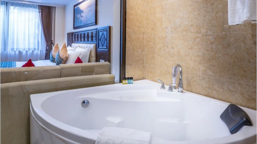 Bồn tắm hiện đại, được đặt trong không gian mở nhìn ra phòng khách