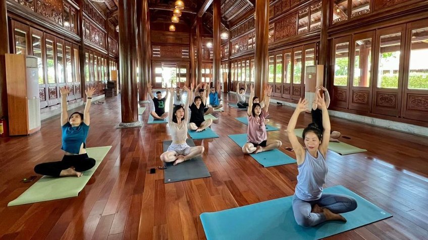 Lớp học yoga tại resort