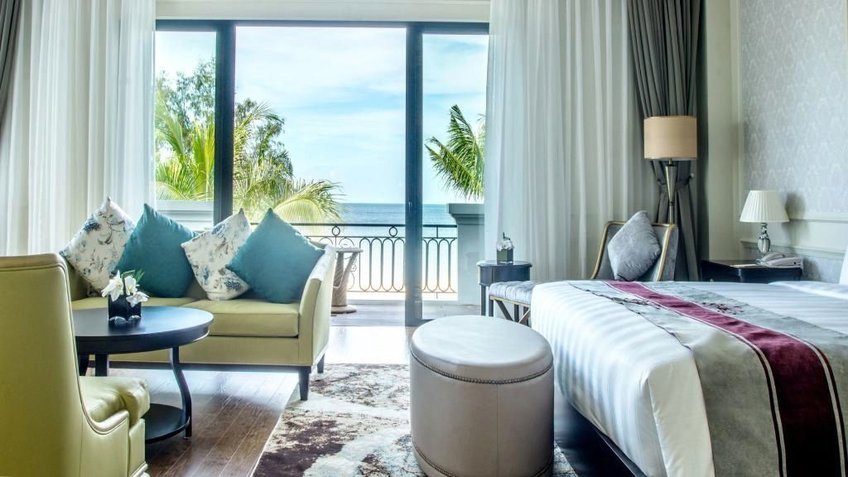 Phòng ngủ có ban công view trực diện biển