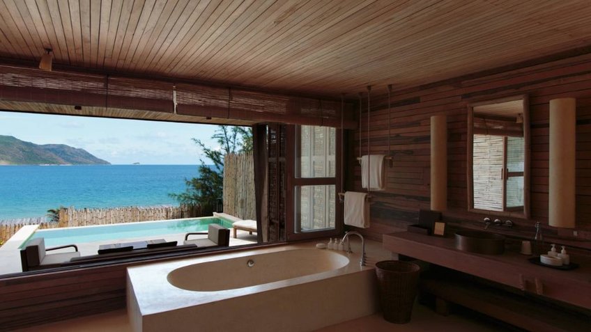 Phòng tắm với view hướng ra biển