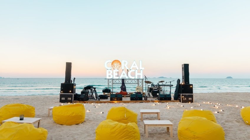 Coral Beach Show được tổ chức bên bờ biển