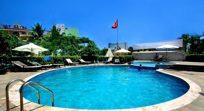 Bể bơi The Light Hotel & Resort Nha Trang