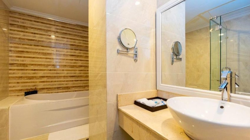 Phòng tắm với tông màu trầm sang trọng