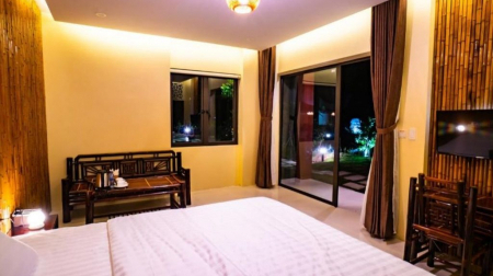 Phòng Có Giường Siêu Lớn Nhìn Bể Bơi