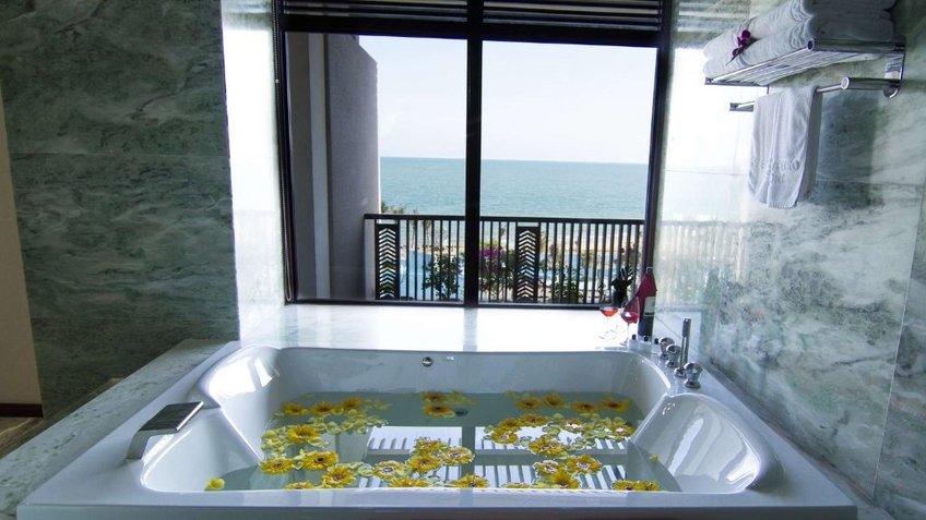 Phòng tắm bồn view biển đẹp mắt
