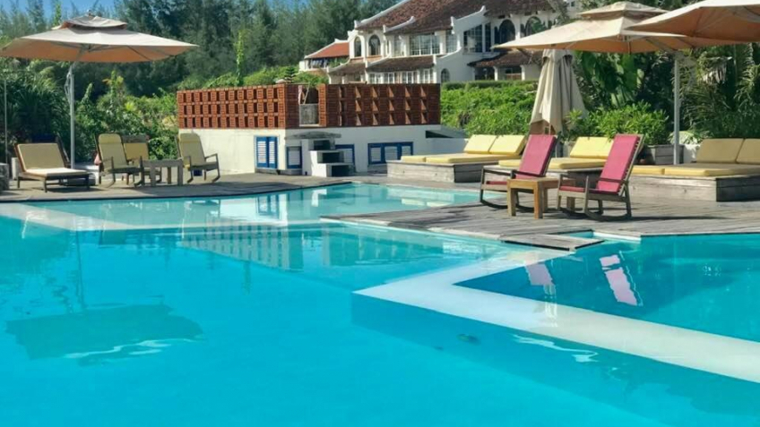 Bể bơi Villa Louise Beach Resort Huế