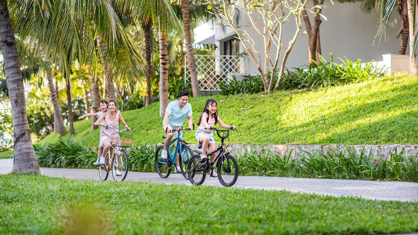 Trải nghiệm đạp xe trong khuôn viên xanh mát (Ảnh: Vinpearl Nha Trang)