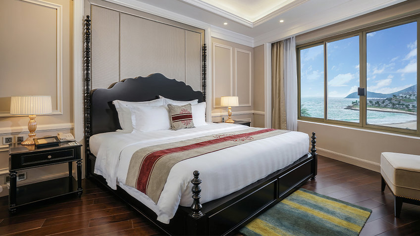 Phòng Grand Deluxe Suite Ocean sở hữu tầm nhìn bao trọn vịnh biển