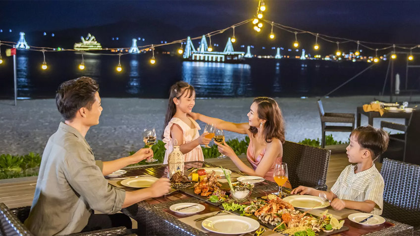 Bữa tối lãng mạn bên bờ biển tại nhà hàng Lagoon