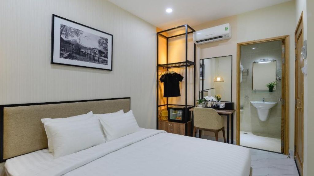 Phòng Superior King Room khách sạn 3* Akoya Saigon