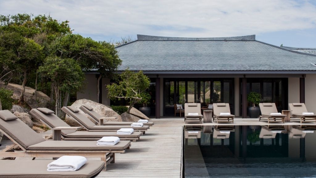 Five-Bedroom Bay Pool Residence thiết kế gồm bể bơi riêng và hàng ghế tắm nắng.