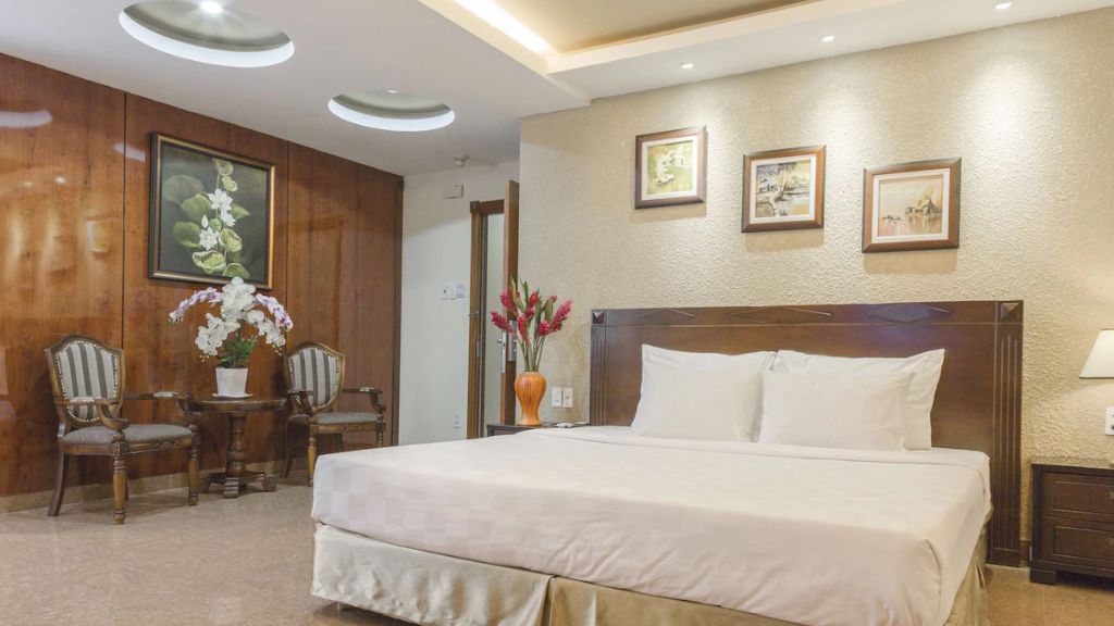 Phòng Suite tại Khách sạn Ambassador Sài Gòn