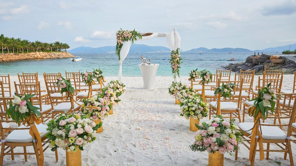 Tổ chức đám cưới trên bờ biển